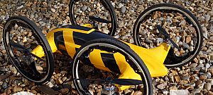 Kereivel nem csak gurulni, de repülni is tud a B quadcopter