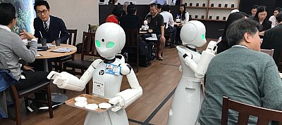Ez látnod kell: Így NEM veszik el, hanem teremtik a munkát robotok egy japán étteremben