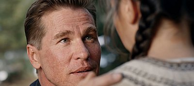 Itt a film előzetese, amiben Val Kilmer mesterséges intelligenciás klónja játssza a főszerepet