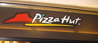 Robot szolgálja fel a pizzát a Pizza Hut új magyarországi éttermében