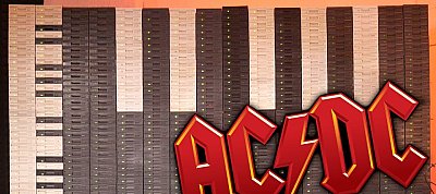 Így hangzik az AC/DC dala több, mint félezer floppymeghajtón előadva