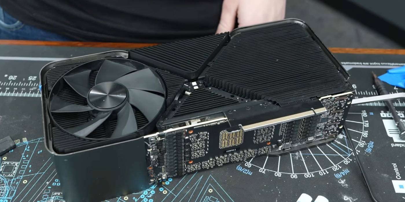 Videón, ahogy darabokra kapják az Nvidia brutális 4090 Ti videókártyáját