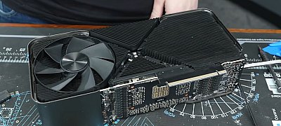 Videón, ahogy darabokra kapják az Nvidia brutális 4090 Ti videókártyáját