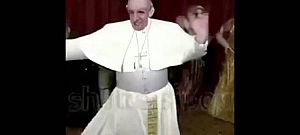 Így ropná a táncot techno zenére a pápa - a mesterséges intelligencia szerint