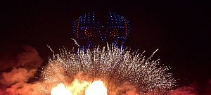 Videón ahogy egy óriási, drónokból álló robot felperzseli a földet lézerszemeivel