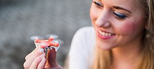 Kamerát kapott a világ legkisebb távirányítható drónja