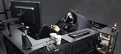 Megcsinálták a gamerek álmát - a bútort, amiből egész nap nem kell felkelni