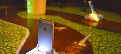 Így lehet iPhone-okkal autóversenyezni egy szoba közepén