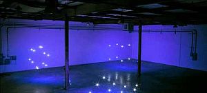 Csodálatos fénytáncot járnak a drónok a garázsban