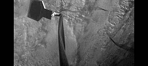 Videón, ahogy az űrben megszigonyoznak egy darab űrszemetet