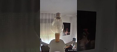 Hány drón kell egy villanykörte kicseréléséhez? Megmutatjuk, videóval