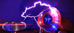 Így hangzik a Bosszúállók epikus főcímzenéje Tesla-tekercseken előadva