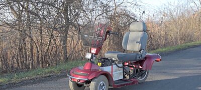 Videón a világrekorder magyar scooter, a Rokkant Tesla
