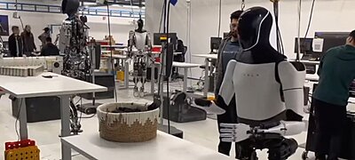 Nem fogod kitalálni, hogy mit tanult meg (?) csinálni a Tesla robotja