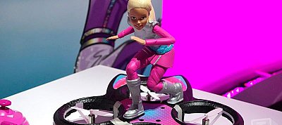 Elképesztő: Már Barbie babának is van távirányítható drónja