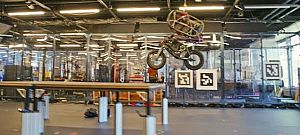 Videón a biciklirobot, ami megtanított magának egy csomó trükköt