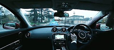 Vetítéssel csökkentené a balesetek számát autóiban a Jaguar Land Rover