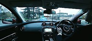 Vetítéssel csökkentené a balesetek számát autóiban a Jaguar Land Rover