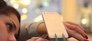 iPhone-fotóállvány egy hitelkártya méretében