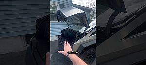 Videón az "okos" Cybertruck-tulaj, aki eltörette a saját ujját az autóval