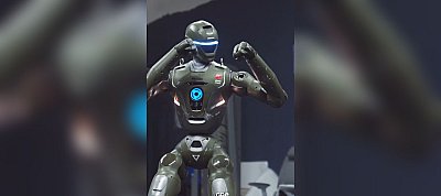 Videón, ahogy megrugdossa egy humanoid robot az őt gyártó cég vezetőjét