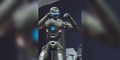 Videón, ahogy megrugdossa egy robot az őt gyártó cég vezetőjét