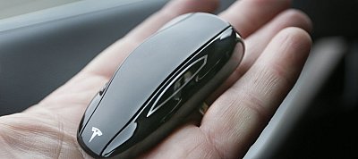 Feltörték a Tesla-k kulcsrendszerét, bárki által nyithatóvá váltak az autók