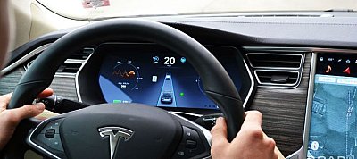 Megint balesetet okozott a Tesla beépített robotpilótája