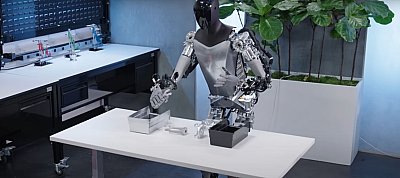 Új videót adott ki a Tesla robotjáról, ami még mindig csak bénán totyog