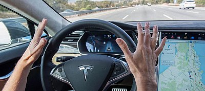 Tudta, hogy veszélyes lehet, mégis kiadta az AutoPilot-ot a Tesla