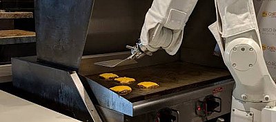 Itt a robot, ami elveszi a Mekiben burgert forgatók munkáját