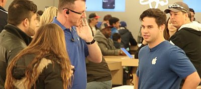 Napi humor: Amikor Microsoft termékeket ajánlanak egy Apple-boltban