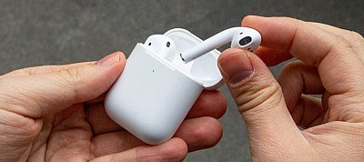 Apple AirPods-t kapott karácsonyra - simán megette őket