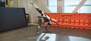 Mászik, fut és bukfencezik is Atlas robot a Boston Dynamics új videójában