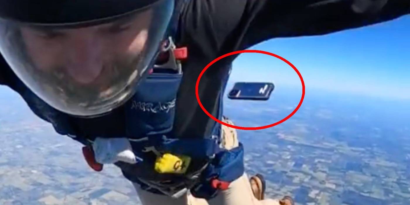 Videón ahogy kiesik egy ejtőernyős zsebéből egy iPhone, de túléli