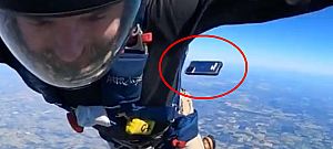 Videón ahogy kiesik egy ejtőernyős zsebéből egy iPhone, de túléli