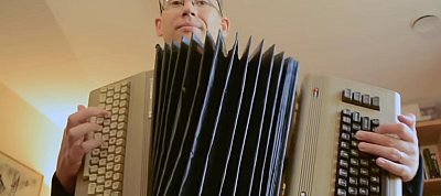 Megcsinálta valaki a harmonikát, ami két Commodore 64-ből áll össze