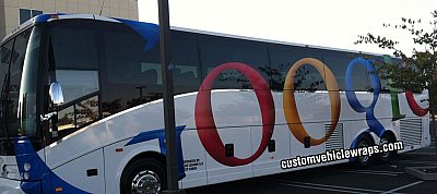 Tüntetők támadták és rongálták meg a Google buszát