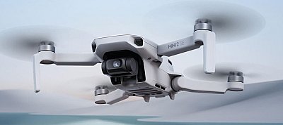 Magasabbra tud emelkedni és távolabbra tud menni elődjénél a DJI új szuperkönnyű drónja