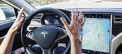 Dupla emberöléssel vádolják a Tesla Autopilot-jára hagyatkozó vezetőt