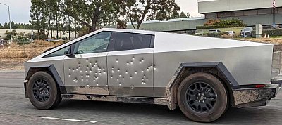 Videón a Tesla Cybertruck, amire egy gépfegyver egész tárát kiürítették