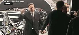 Videón ahogy Elon Musk táncban tör ki a Tesla német gyárának megnyitóján