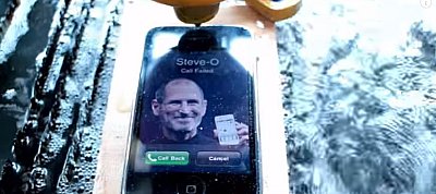 Nézd meg: Így vág félbe egy vízsugár egy iPhone-t