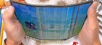 Videón, ahogy megkínozzák a Samsung új, háromba hajtható TriFold telefonját