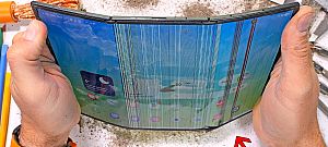 Videón, ahogy megkínozzák a Samsung új, háromba hajtható TriFold telefonját