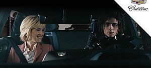 Ollókezű Edward fiával reklámozza új, "önvezető" elektromos autóját a Cadillac