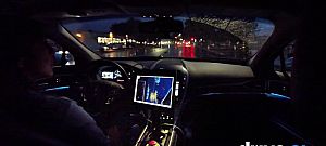 Így boldogul éjszaka, esős úton egy önvezető autó