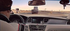 Így néz ki ha hat önmagát vezető autó halad libasorban