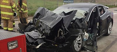 Megint rommá törte magát egy önvezető Tesla