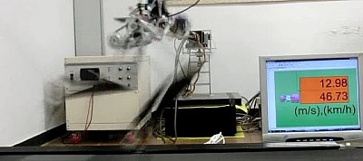 Egy autó sebességével fut a félelmetes robothüllő